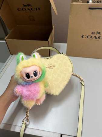 配Labubu拉布布挂件 蔻驰Coach Heart爱心包 经典对未来的展望 时尚百搭 上身可爱且魅力 D-304尺寸18×15飞机盒 - 点击图像关闭