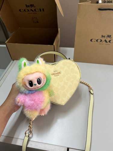 配Labubu拉布布挂件 蔻驰Coach Heart爱心包 经典对未来的展望 时尚百搭 上身可爱且魅力 D-304尺寸18×15飞机盒