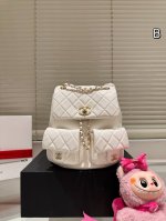 七夕礼盒 配挂件 Chanel小青蛙双肩包 Yyds Duma仍然是我出街必备款之一 诗无论是休闲还是正式场合都很加分羊皮的柔软质感自带一-种贵气 但下雨天也可