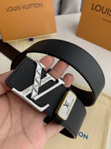 品名： Lv..路易..威登原单 型号：经典挂扣，纯钢材质新款花纹扣头，图片实物拍摄 材料：头层牛皮，挂扣系列，纯钢质扣头，钯镀电镀工艺永不掉色