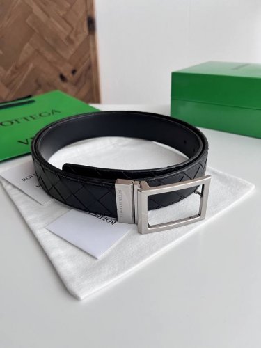 Bv 2025新款男士编织腰带 双面用 纯手工Intreccio大格子编织 双面意大利小牛皮搭配复古银色可旋转方形扣 正面有标识 宽度35Mm 颜色: 黑色黑色