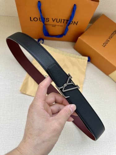 Lv Attract 双面腰带拥有微弧形边缘和摩登形状末端，再为金属 Lv 搭扣融入螺旋结构。经典色彩和不同纹理呈现两式风尚，实现多种造型可能。 。