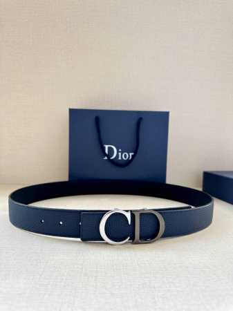 特 宽度3.5Cm Dior 这款腰带扣采用“Cd”标志造型，以金属覆层黄铜精心打造。可与各式 35 毫米腰带搭配，提升格调，打造优雅精致的造型。 - 点击图像关闭