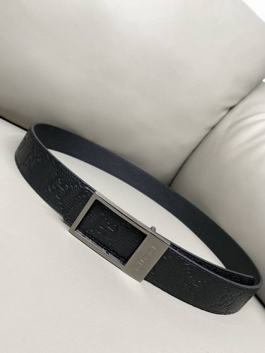 Gucci 3.5Cm宽度 饰长方形搭扣双面腰带多款男士腰带巧妙融入双面长方形搭扣，一面缀饰品牌标志性图案，另一面以中性色调牛皮革打造。这款腰带以Gg粒面牛皮革