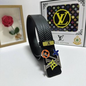 品名：Lv..路易..威登 材质：原单牛皮腰带 百分百头层牛皮腰带保证真皮，24K纯钢扣，专柜原单品质、做工精细，时尚大牌，送人自用首选 包装： 请认准如图专柜