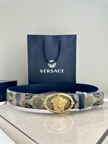 宽度4.0Cm Versace 范思哲 这款柔软鳄鱼皮饰带搭配一枚椭圆形美杜莎带扣。腰带饰有一枚金属圈环，宛如点睛之笔，本季标志性的Versace饰件点缀其上，