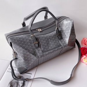 G0Yard 戈雅 成立于1853年，已超过150年的历史，Goyard 高雅旅行包，便携随身携带，轻便 耐磨材质，标志性的细节处理也彰显了品牌历史，160年来