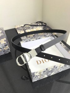 编号:Yl Cd家 2.0Cm 原版五金扣头， 经典款 旋转扣 双面可用 醒目的标志性徽标装点搭扣 腰带扣可裁剪款式