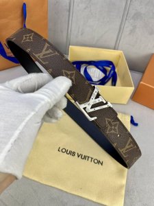 特 3.0宽 经典双面设计，以一当二。 标志性的 带扣即可与 Monogram 结合，营造出更多休闲意味，亦可与黑色皮革搭配，使整体颜色更加抢眼。