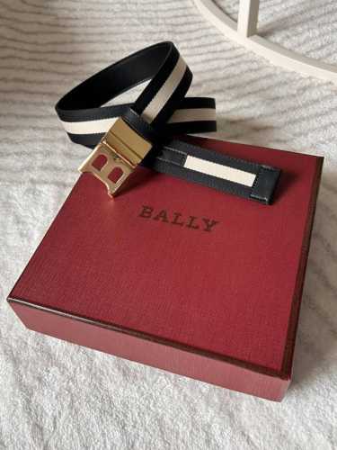 特 Bally 巴利专柜同款 男士时尚布配皮双用腰带 宽 3.4Cm Tamal 融入了永恒经典的 Bally 黑白条纹，且具有充满现代感。固定式双面设计加上别