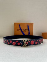 特 P190 Lv 初始 40 毫米可逆腰带，属路易威登 X 系列无限点主题。Yayoi Kusama 的设计，种子牛皮刻有独特豌豆状 Monogram 图案，