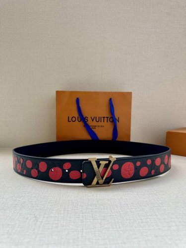 特 P190 Lv 初始 40 毫米可逆腰带，属路易威登 X 系列无限点主题。Yayoi Kusama 的设计，种子牛皮刻有独特豌豆状 Monogram 图案，