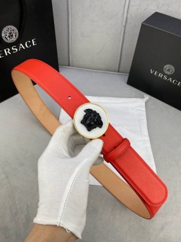 宽度4.0Cm Versace范思哲平纹磨砂底双面头层、此款腰带配醒有目的美杜莎头搭像扣，可为任何型造增添分几立体雅效致果