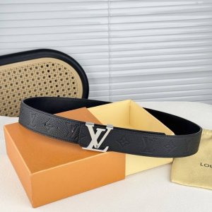 特 Lv Dimension 4.0腰带将经典格调引入新颖尺幅设计。皮革压印 Lv 字母、与纤秀 Lv 字母搭扣相映成趣，令品牌标识低调完成潮流蜕变