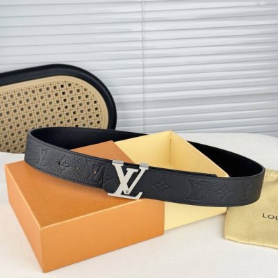 特 Lv Dimension 4.0腰带将经典格调引入新颖尺幅设计。皮革压印 Lv 字母、与纤秀 Lv 字母搭扣相映成趣，令品牌标识低调完成潮流蜕变