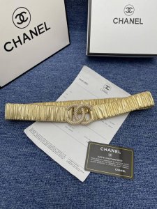 品牌香奈儿女带 特 描述双面原版皮可调节式皮带，小牛皮材质，配有钯金色和银色钢金属扣 牛皮材质 不锈钢 香奈儿扣 3.0厘米 意大利制造 腰带为意大利尺寸，请在
