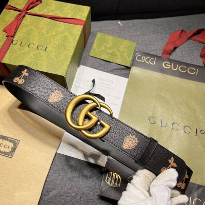 特 古奇，宽4.0 Cm，水果和蔬菜是 Gucci 俏皮精神的象征，它们已经成为当代 House ，这薄带的特点是异想天开的草莓和樱桃打印与金属完成。配饰以白色