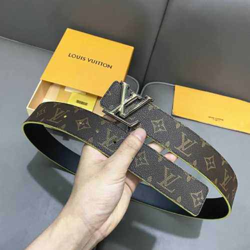 寬度：40Mm Lv Pyrmide Truck L Oeii雙面腰帶 進口面料襯托原廠小牛皮底 飾有高級紅邊緣視覺效果 搭扣與皮帶相呼應締造獨特造型 雙面用