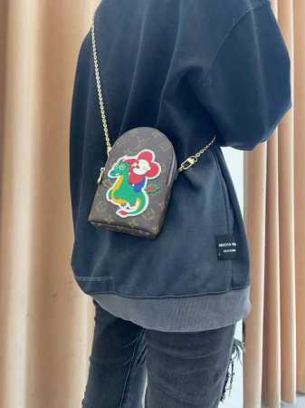 Lv太阳花飞龙手机包，链条斜挎手机包，零钱包，可装1 2部手机及零钱 生活出门不需要带现金的时代，这个包完全可以满足你日常使用 简单方便时尚大方 今年夏天最火的 - 点击图像关闭