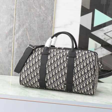 Dior Oblique 行李包9053 Dior Oblique 图案提花行李包是时尚的超大号手提包。标志性的米色与黑色 Dior Oblique 图案提花提 - 点击图像关闭