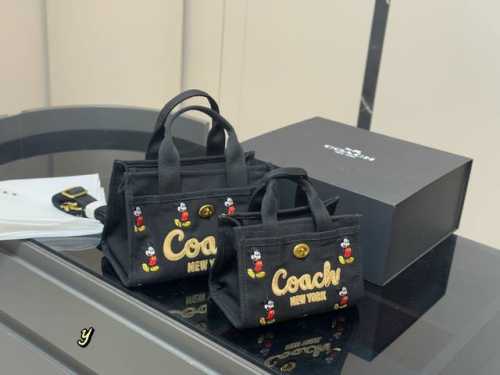 配盒 Coach 蔻驰 Cargo Tote 单宁牛仔托特包 千呼万唤的牛仔系列终于来噜～ 对牛仔真的毫无抵抗力 自己搭配小挂件会更Q 尺寸:20.15Cm 2