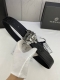宽度4.0Cm Versace 范思哲 此款两面用皮革腰带的搭扣饰有品牌标志性的金 银色闪光virtus五金配件。