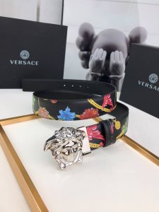 此款双面腰带采用光滑的Saffiano皮革制作，并配有3D美杜莎腰带扣。一面为单色设计，另一面饰有Tabloid印花。此款印花既是对当下名人文化的暗示，又是对由
