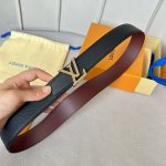 特 寬度：35mm Lv S-Lock系列 精緻的字母搭扣 搭配驢家法國原廠荔枝紋皮料 手感超好 雙面用
