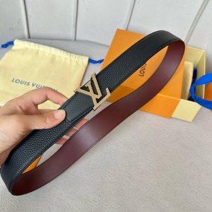 特 寬度：35mm Lv S-Lock系列 精緻的字母搭扣 搭配驢家法國原廠荔枝紋皮料 手感超好 雙面用
