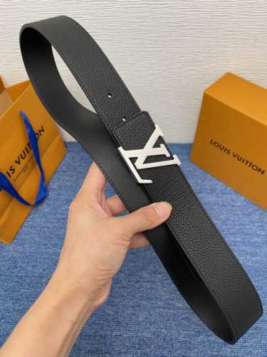 品牌 Lv 4．0Cm 描述 这款饰有Lv带扣的腰带配以水牛皮衬里，覆以Monogram 牛皮。展现细腻的品牌特质，是牛仔裤的理想配件Lv字母带扣Monogra