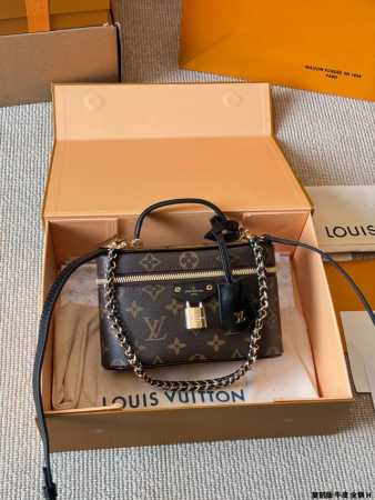 复刻版 牛皮 全钢 “Lv Vanity 老花系列 化妆箱 ” 造型设计感强烈的化妆箱链条包。 采用标志性的L箱包元素，尽显浓烈的复古情怀色调。灵活运用拼色风格 - 点击图像关闭