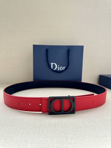 宽度3.5Cm Dior 这款腰带扣是春、秋季新品，采用金属覆层纯不锈钢打造镂空金属饰牌，中间突显 Cd Icon 标志。可与各式 35 毫米腰带搭配，提升格调