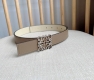 特 LOEWE 罗意威 专柜最新同款腰带 宽：2.8cm 选用光滑牛皮革双面腰带 配有Anagram针扣五孔调节 卓越的工艺 个性的造型 精美的材质