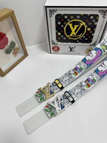 品名：Lv..路易..威登 材质：原单牛皮腰带 百分百头层牛皮腰带保证真皮，24K纯钢扣，专柜原单品质、做工精细，时尚大牌，送人自用首选 包装： 请认准如图专柜