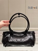 顶级原单 头层牛皮 Balenciaga巴黎世家｜East-West 巴黎铆钉包上新啦！甜酷通勤感拉满 最近背了这款黑色中号机车包 铆钉设计很有辨识度 日常通勤