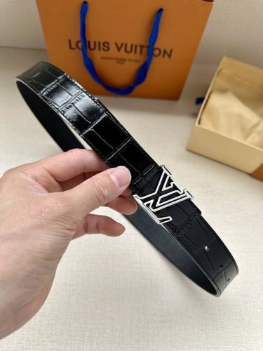 3.0宽 Lv Pyramide 腰带焕新加入路易威登稀有皮革配饰系列。鳄鱼皮革呈现雍容纹理