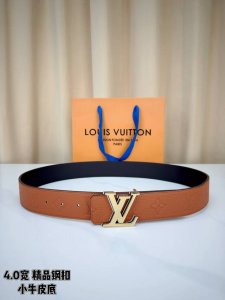 荔枝纹牛皮搭配Monogram压花，触感细腻高级。黑扣低调利落、绿银扣前卫吸睛、金扣华贵大气，4.0Cm宽幅勾勒腰线，小牛皮底耐用舒适，是型男衣橱的点睛之选。