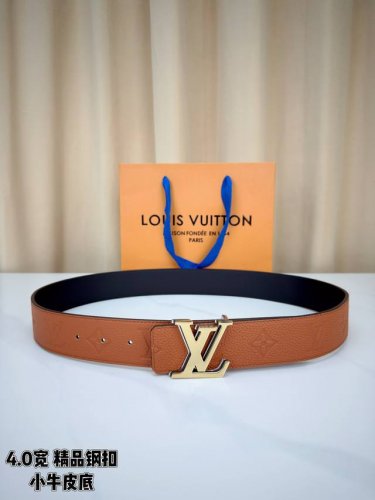 荔枝纹牛皮搭配Monogram压花，触感细腻高级。黑扣低调利落、绿银扣前卫吸睛、金扣华贵大气，4.0Cm宽幅勾勒腰线，小牛皮底耐用舒适，是型男衣橱的点睛之选。