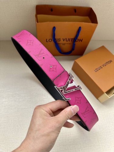特 本款4.0宽 Lv Initiales 双面腰带响应当季 Taigarama 皮具系列的热烈号召，为 Monogram 帆布一面涂抹明快新色，另一面选用柔滑