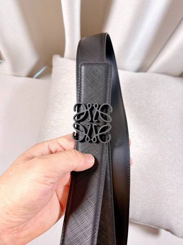 特 Loewe 罗意威 专柜最新同款腰带 双面头层牛皮 正反面两穿腰带 选用压纹丝绸牛皮革制成 反复anagram图案 配有loewe Anagram针扣 男神