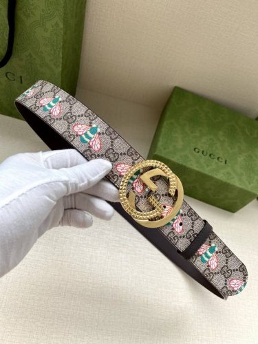 宽度4.0Cm Gucci 蜜蜂图案是gucci动物王国中的标志性元素之一，在这款配饰中焕新演绎为卡通风格设计。这款腰带融合了经典蜜蜂元素和双g图案，突显品牌悠