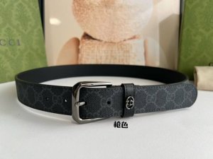 Gg Supreme帆布在每一季都以新颖方式焕新演绎。带有深色Gg字母交织图案的男士经典款腰带注入品牌精髓，互扣式双G细节为整体设计增添标识内涵。3.5Cm.