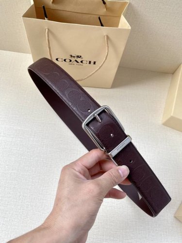 特 3.7Cm 宽 Coach 这款双面腰带采用运动小牛皮制作，配有经典标志带扣，一款产品，两种外观。其合身度可个性定制，可用剪刀进行剪裁。 Saz D45 S