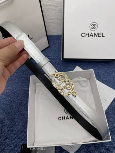 品牌香奈儿女带 描述双面原版皮可调节式皮带，小牛皮材质，配有钯金色和银色钢金属扣 牛皮材质 不锈钢 香奈儿扣 2.0厘米 意大利制造 腰带为意大利尺寸，请在购买