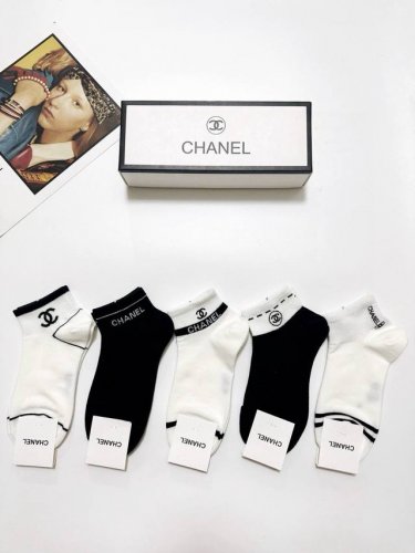 配包装 一盒5 双 Chanel 香奈儿 经典字母Logo 纯棉短袜 ，Ins超火爆短袜，纯棉面料，潮人必备 ，经典配色 个性时尚百搭款，你值得拥有哦