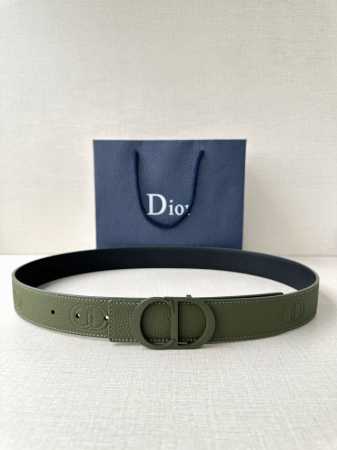 宽度3.5Cm Dior 这款腰带扣采用海军绿色哑光涂漆饰面不锈钢精心制作，展示Cd Icon 标志。可与各式35毫米腰带搭配，提升格调，打造优雅精致的造型。 - 点击图像关闭