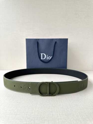 宽度3.5Cm Dior 这款腰带扣采用海军绿色哑光涂漆饰面不锈钢精心制作，展示Cd Icon 标志。可与各式35毫米腰带搭配，提升格调，打造优雅精致的造型。