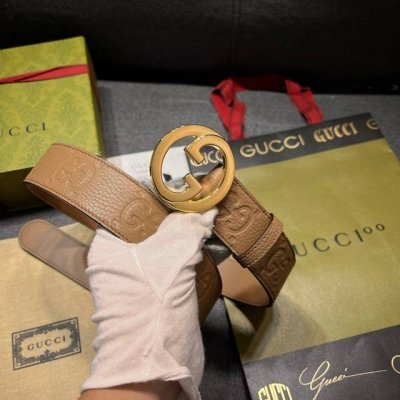古奇 宽4.0Cm 新款 典藏细节与现代元素为Gucci新推系列增添吸睛亮点。巧妙融入经典字母交织造型配件，以此致敬品牌创始人Guccio Gucci先生。这款