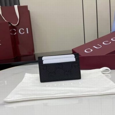 顶配版 新品 系列名称“Gucci Imprint”尽释Gg字母交织图案的恒久优雅魅力，该图案以富有触感的细节装点日常风格单品。这款卡片夹以印花压纹Gg粒面牛皮