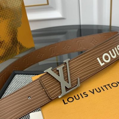 本款 Lv Initiales 宽度4.0Cm 双面腰带拥有xl Epi皮革的较大粒面纹理，以移印工艺描绘路易威登标识，翻转即现monogram压纹图案，搭配抛